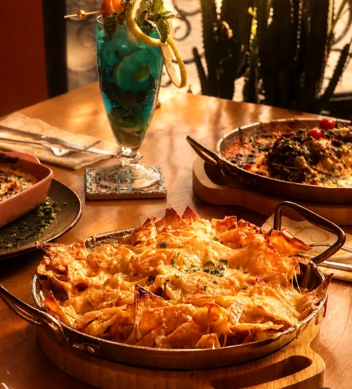 Table dressée avec nachos gratinés et cocktails chez Le Mexicain