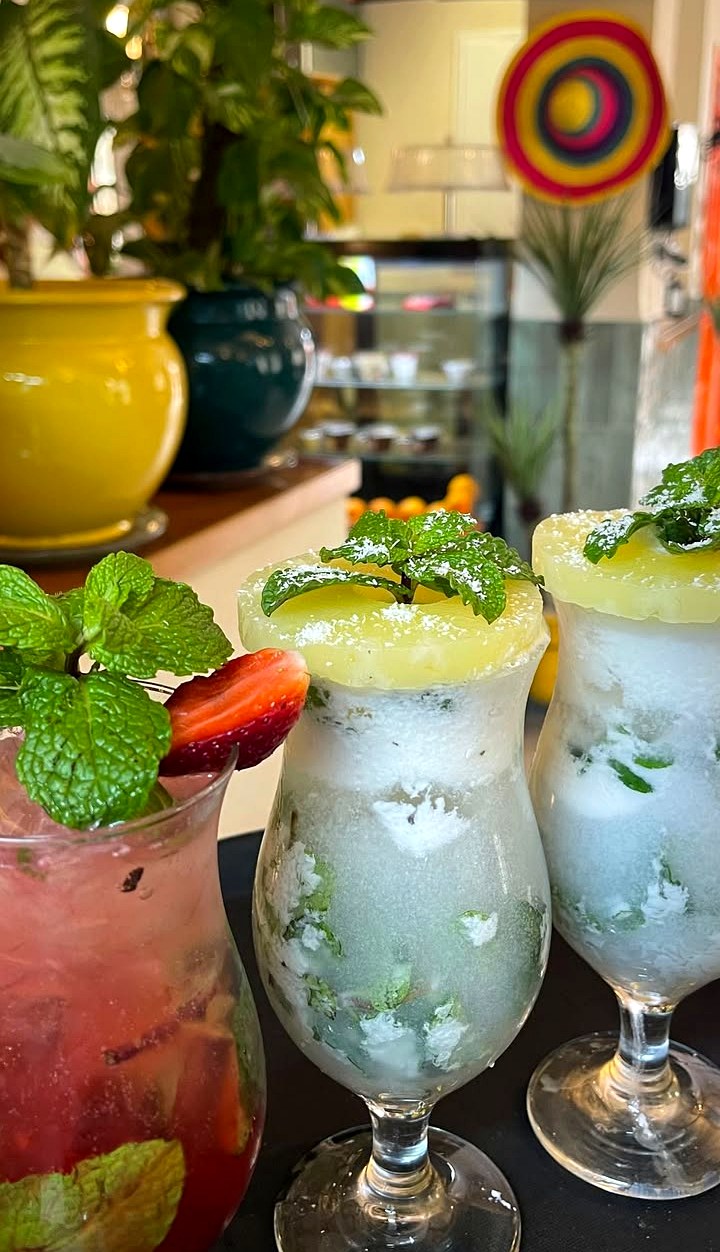 Mojitos glacés garnis de menthe fraîche et fruits