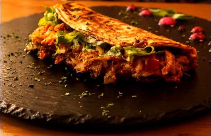 Quesadilla croustillante garnie de poulet et laitue