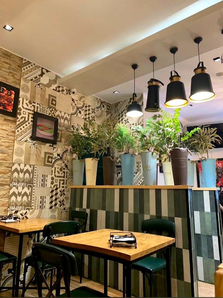 Salle du restaurant Le Mexicain, murs en carreaux de ciment et plantes vertes